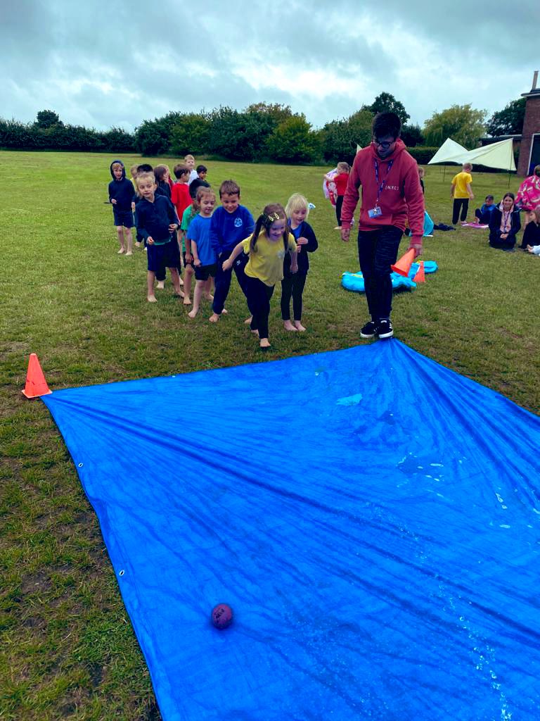 Astley_Primary's tweet image. 💦 WATER SLIIIIIIIIIDE 💦

ALL THE FUN from our super bubbles today celebrating our active week with a water extravaganza 🤩

#slipnslide #aceactiveweek #weareastley #weareace #wellbethereforyou 💙
