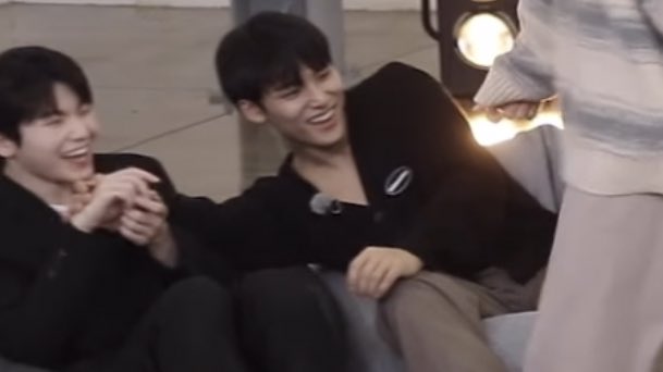 pocketeen's tweet photo. mingyuji holding hands https://t.co/RyMxAzqixy