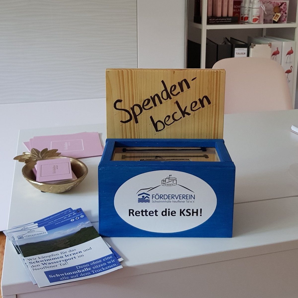 ImTaele's tweet photo. Na, wer war Aufmerksam und hat unsere kleinen Spendenbecken entdeckt?
In vielen #Läden im Neuffener Tal haben wir unsere #Spendenboxen bereits aufgestellt. 
Die müssen jetzt nur noch gefüllt werden :P 
Mit deiner #Hilfe schaffen wir das!
#Spenden #Gemeinsamschaffenwirdas #Danke https://t.co/vCfW3fpG42