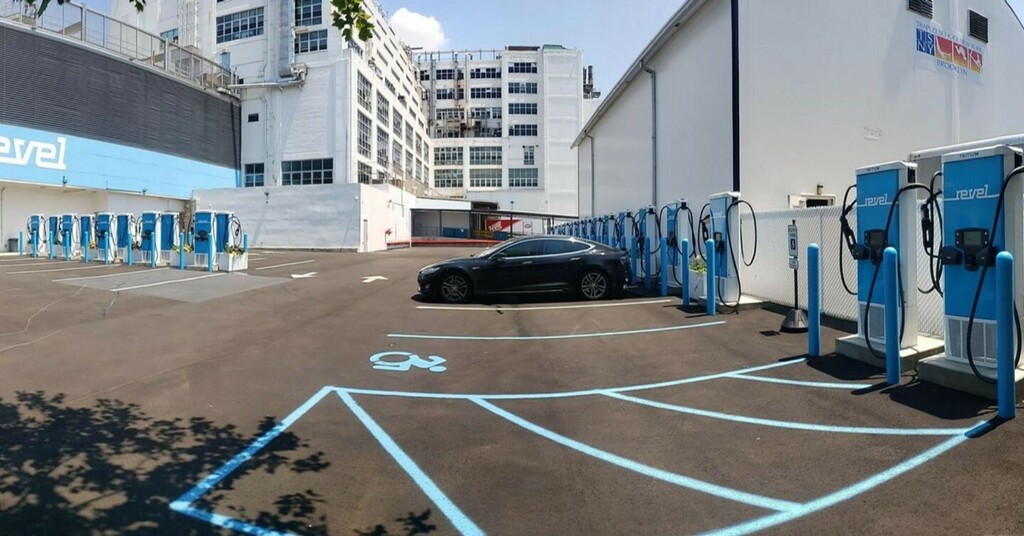 LongIslandEVs's tweet photo. @_GoRevel and @TritiumCharging has opened their 25 STATION DC Fast Charging Hub in #Brooklyn, NY!
25x 75kw CCS/CHAdeMO chargers (w/ Tesla Adapters included).
Currently the largest Non-Tesla #EVCharging location in North America!
#Longislandevs #drivee… https://t.co/Q0oOVyK3ug https://t.co/Gyi0wW7OSL