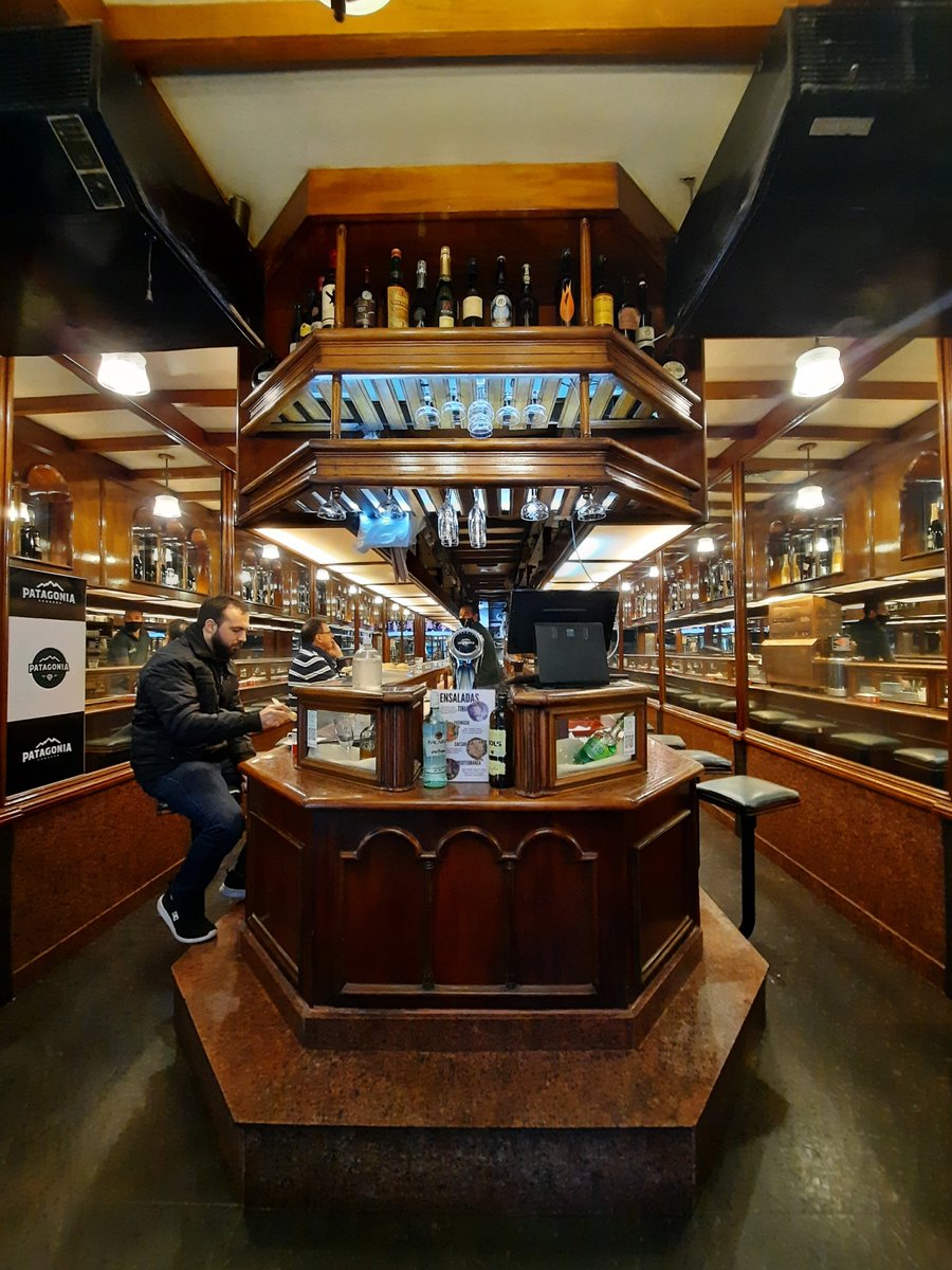 Necesito que lugares como Café Paulin no dejen de existir. Vayan a darle amor y dinero a Sarmiento 635. Fui después de 2 años. Un café con leche y un tostado generoso valen 250 pesos. Los empleados son amorosos. El mobiliario es una joya. 
No tomo café en casa por esto.