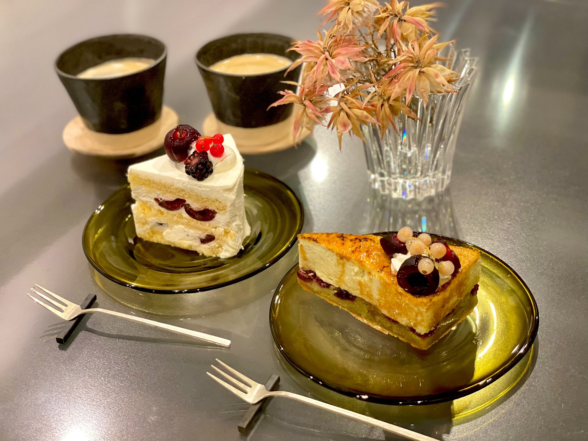 B B軍曹 髭さんの誕生日 ケーキ食べてなかったので2人で分けっこしながら食べたよ 昔は2人でホールケーキ食べられたけど笑 今ではかなりヘビーに感じてしまうので大人しく分けっこしました T Co Stsnv08eba Twitter