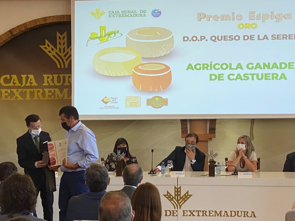 dopquesoserena's tweet photo. GANADORES en la III Edición Premios Espiga @dopquesoseren 🧀 de @CajaRuralEx 

🥇 Espiga de ORO 
SCLC Cooperativa Ganadera de Castuera.
🥈 Espiga de PLATA
Arteserena, S.L.
🥉 Espiga de BRONCE
Quesos Sanchez Hidalgo, S.L.

💥Enhorabuena a los galardonados🏆 https://t.co/QJ8TOrezg6
