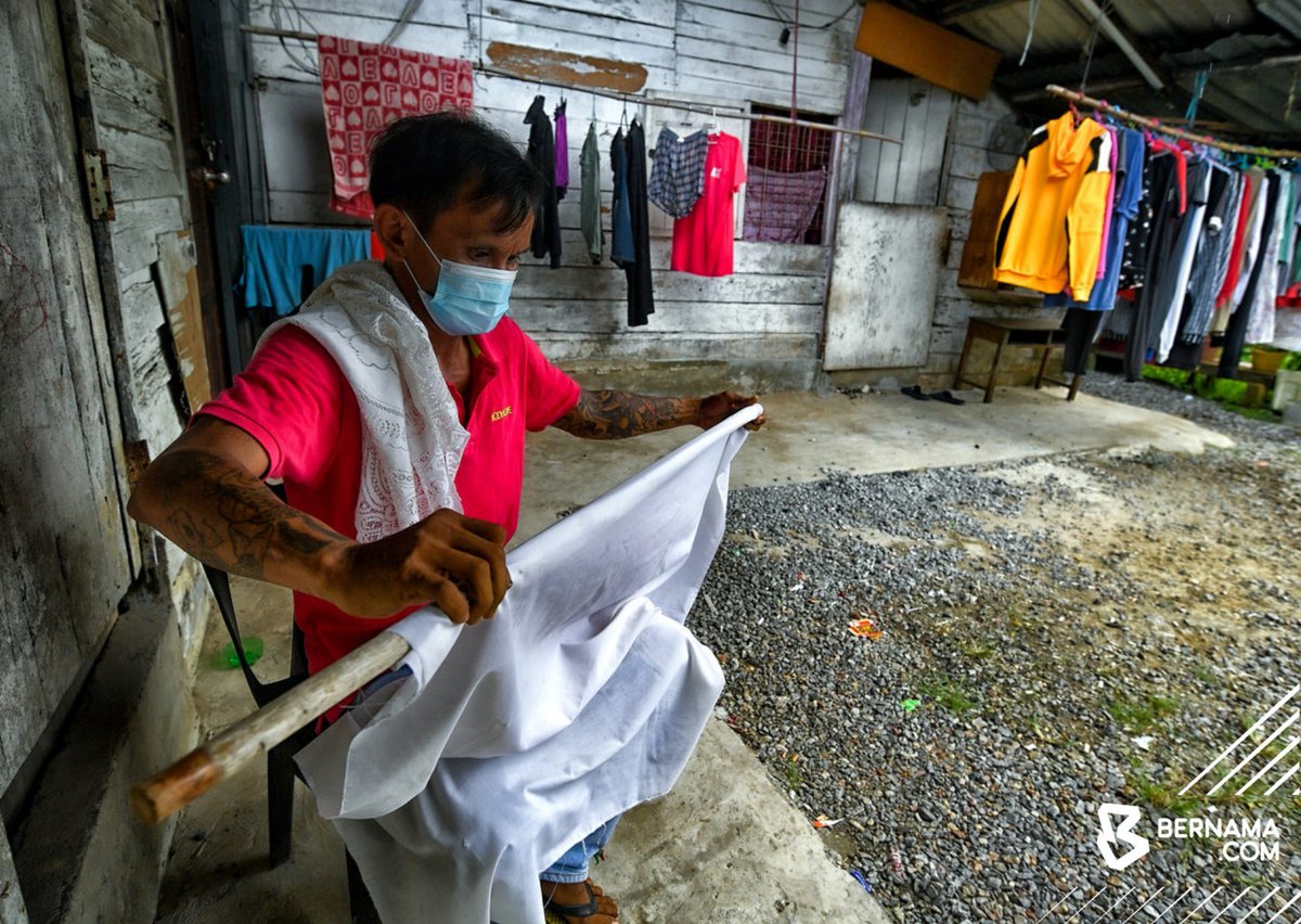 bernamadotcom's tweet photo. Beberapa penduduk di Jalan Foochow, Kuching hari ini mengibarkan bendera putih di halaman rumah mereka dengan harapan ada insan yang boleh membantu menghulurkan bantuan.

📸 Rushdan Manan

#KitaJagaKita #BenderaPutih https://t.co/bF8hnyJjYI