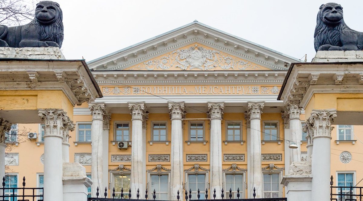 Дом со львами на воротах