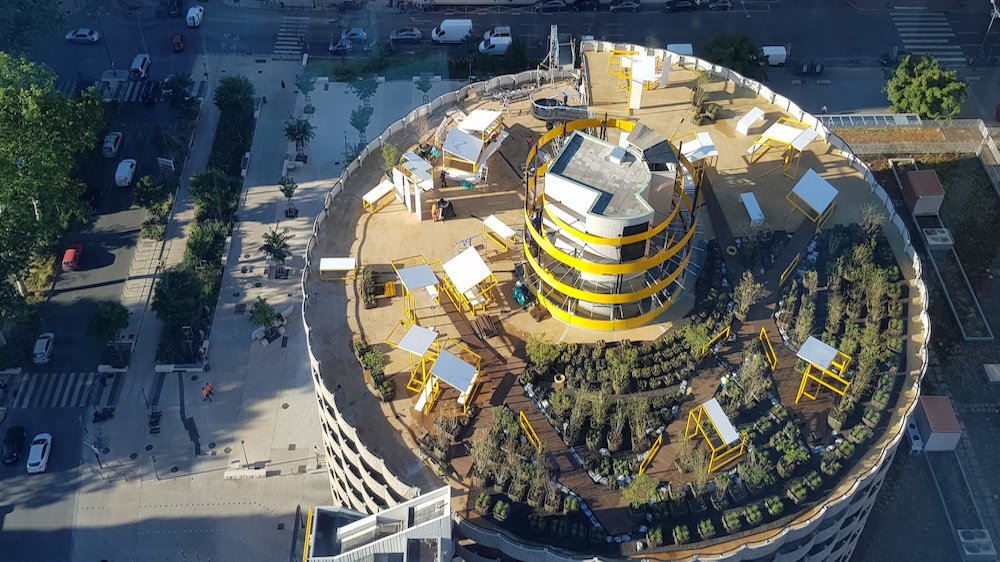 Nos adhérents se retrouveront demain sur le rooftop du Parking des Halles Paul Bocuse. Un jardin suspendu réalisée par le jeune artiste <a href="/mngzh/">Mengzhi Zheng</a>. 🌿

Belle soirée à tous nos adhérents ☀️
#clubdelacom #hallespaulbocuse #rooftop