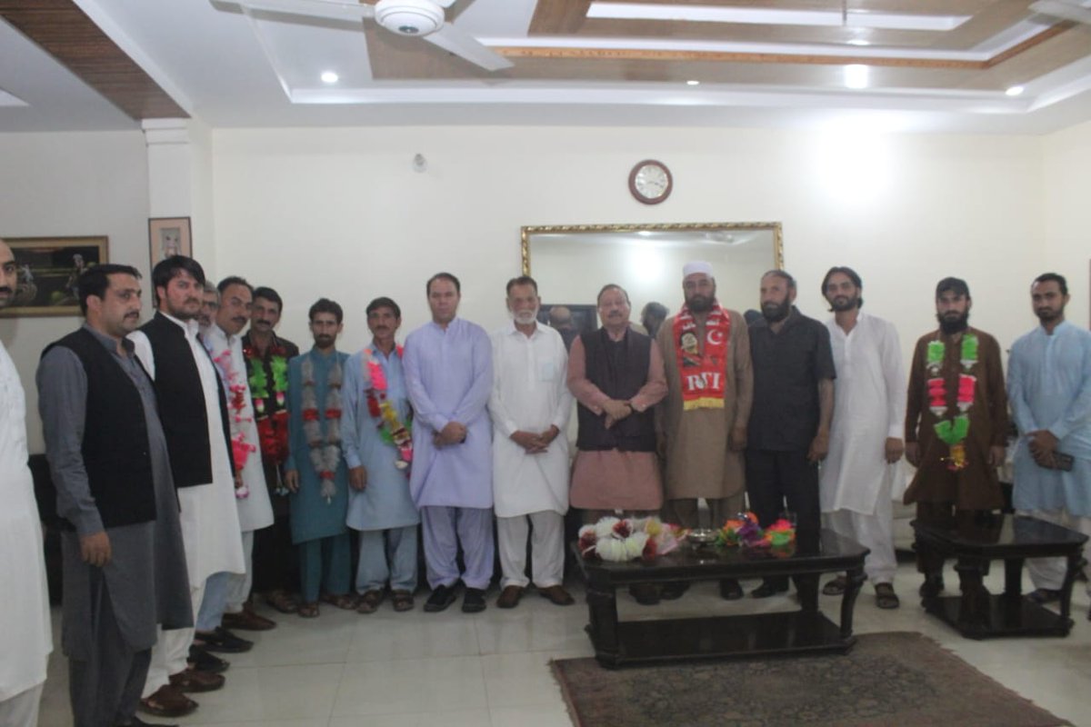 PTIAJK_Official's tweet photo. ایل اے 25 وادیء نیلم اپر سے سابق ایڈمنسٹریٹر ضلع کونسل و سابق سینئر نائب صدر پیپلز پارٹی آزاد کشمیر مظفر آباد ڈویژن عبدالرشید خان اپنے ساتھیوں سمیت @BarrSultanPTI کی قیادت میں پی ٹی آئی آزاد جموں و کشمیر میں شامل ہو گئے۔
#PTIAJK  #AJKElection2021 #LA25
#کشمیر_کی_شان_بلے_کا_نشان https://t.co/jVsmdxXw93