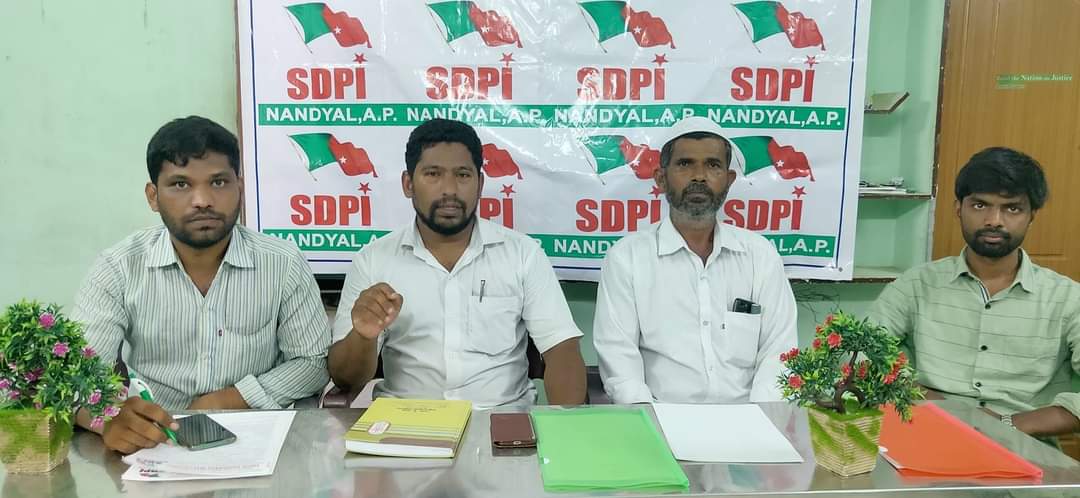 SDPI Andhra Pradesh (@sdpiandhra) on Twitter photo రాష్ట్ర ప్రభుత్వం ఇటీవల తెచ్చిన చెత్త పన్నుల  జీవోలను ఈరోజు  నంద్యాల లో జరగబోయే కౌన్సిల్ సమావేశంలో రద్దు చేసి ,ఆ తీర్మానాన్ని రాష్ట్ర ప్రభుత్వానికి పంపించాలని SDPI నంద్యాల అసెంబ్లీ కార్యదర్శి  అబూబకర్ డిమాండ్ చేశారు...
#Sdpi #Nandyala #AndhraPradesh రాష్ట్ర ప్రభుత్వం ఇటీవల తెచ్చిన చెత్త పన్నుల  జీవోలను ఈరోజు  నంద్యాల లో జరగబోయే కౌన్సిల్ సమావేశంలో రద్దు చేసి ,ఆ తీర్మానాన్ని రాష్ట్ర ప్రభుత్వానికి పంపించాలని SDPI నంద్యాల అసెంబ్లీ కార్యదర్శి  అబూబకర్ డిమాండ్ చేశారు...
#Sdpi #Nandyala #AndhraPradesh
