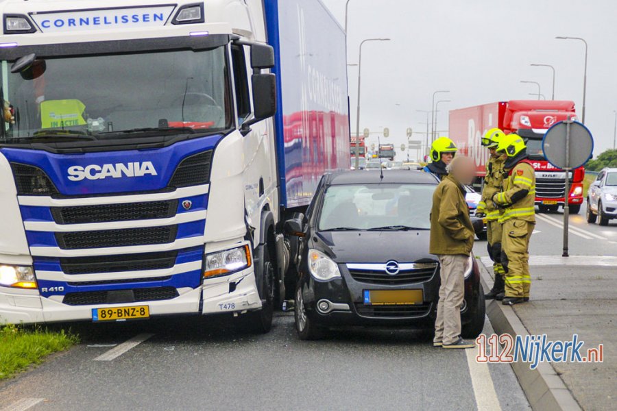 Vrachtwagen en personenauto schampen elkaar op de Berencamperweg; enorme verkeershinder. 112Nijkerk.