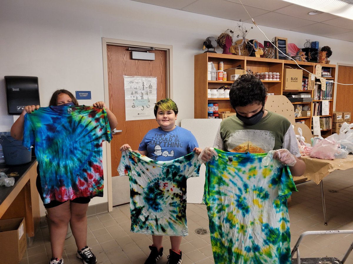 CEColeArt's tweet photo. Nothing says summer fun like tie-dye.  These students rocked their tying and dying methods.  #MSDsummerstyle @muhlsd https://t.co/8Bh1xuqRRc