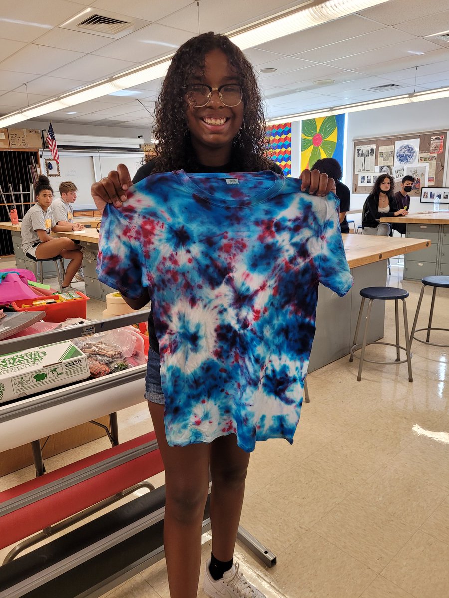 CEColeArt's tweet photo. Nothing says summer fun like tie-dye.  These students rocked their tying and dying methods.  #MSDsummerstyle @muhlsd https://t.co/8Bh1xuqRRc