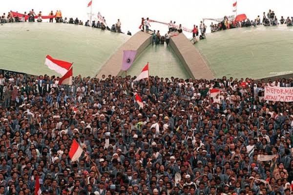 Bendera merah putih berkibar.
Hanya Nasionalis yg berani melawan rezim diktator Suharto.

Bendera HTI lg ngumpet.

1998 yang masih jd sperma mana paham.. 🤣