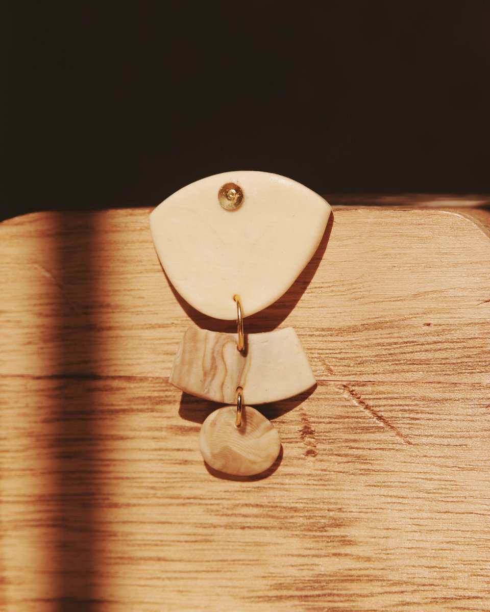 Meli_diago's tweet photo. Buenas! Me pasaba por aquí para contaros que estoy empezando un negocio de joyas artesanales hechas con arcilla polimerica.
Si compartís este tweet me ayudáis muchísimo 🙏🌞 
Todas las piezas están a 10€ este mes de Julio! Podéis encontrarme como @clayrtsy en ig✨ https://t.co/PERbJbHKzo