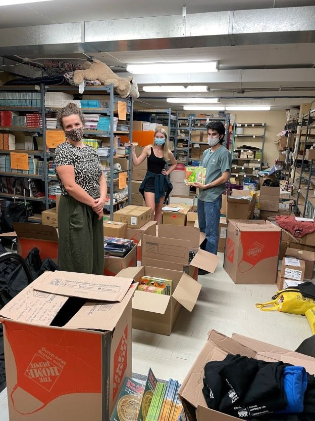 UForLiteracy's tweet image. Our Vancouver summer staff are getting ready for programming and Reading Tents. Just look at all those books and supplies!
#LearningForLife #SummerProgramming #Community