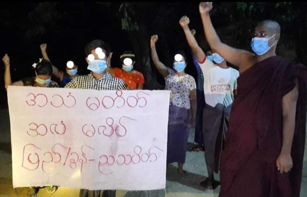 PhooMyatThwe05's tweet photo. Anti-coup night protest was staged by lead by a monk in Pyigyidagun Township, #Mandalay Region despite a series of shootings and arrests protest was staged successfully. 
#DreadfulCovidAmidMilitaryCoup
#June30Coup
#WhatsHappeningInMyanmar https://t.co/oKeSgLKaco