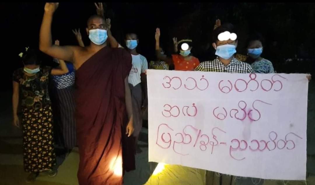PhooMyatThwe05's tweet photo. Anti-coup night protest was staged by lead by a monk in Pyigyidagun Township, #Mandalay Region despite a series of shootings and arrests protest was staged successfully. 
#DreadfulCovidAmidMilitaryCoup
#June30Coup
#WhatsHappeningInMyanmar https://t.co/oKeSgLKaco
