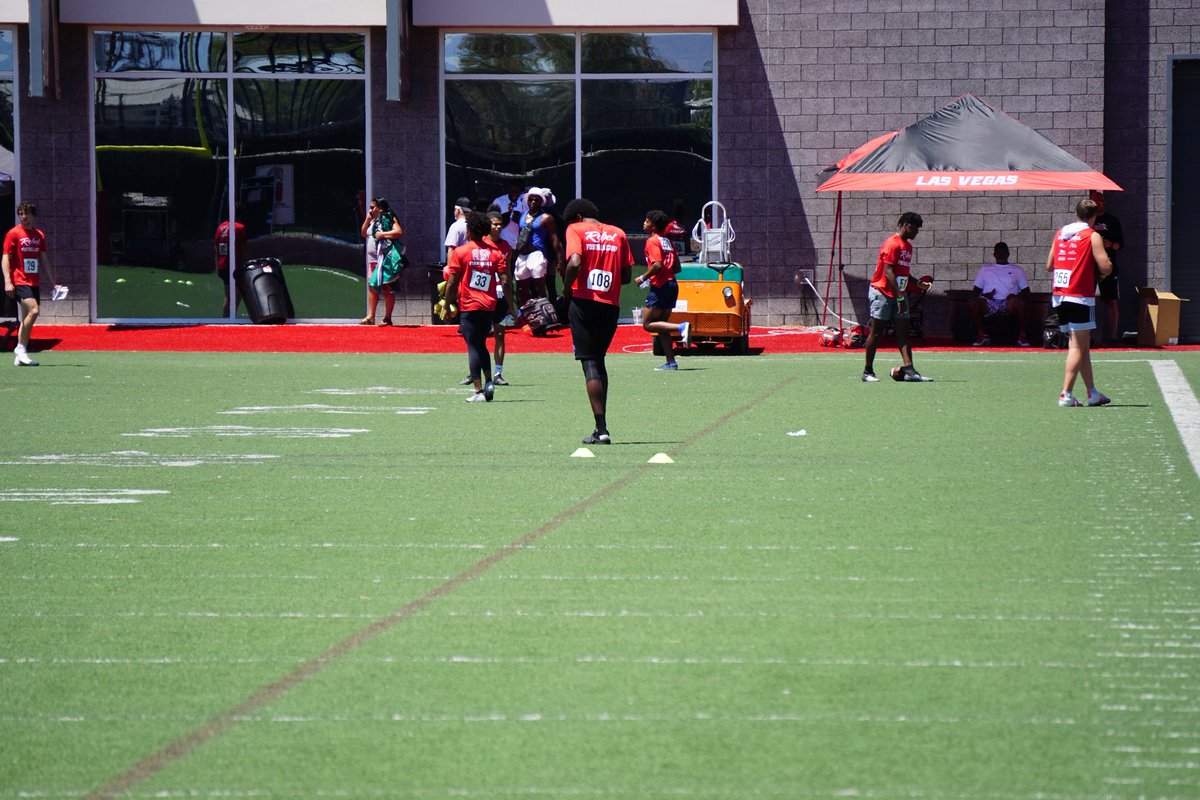 atomicdog1995's tweet photo. Catching back after 3 busy weekends ...couple pics from UNLV camp for @antharrisjr ...#KeepGrind ingredients @SHBuffFootball @unlvfootball https://t.co/r0pXVkWubd