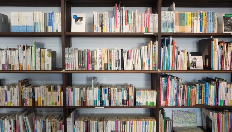 Houd jij ook zo van het lezen van een boek tijdens de vakantie? Bekijk dan de aangepaste openingstijden van Bibliotheek de Wardborg en voorkom dat je voor een dichte deur staat: garderen.nl/zomeropening-b…