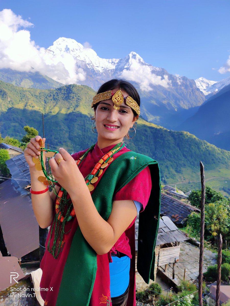 सुन्दर  हिमाल  अनि सुन्दर  हुन  खोजेकी म 🙏🙏👀