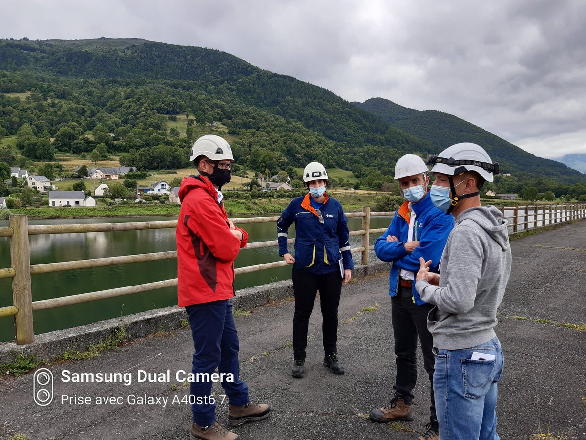 CastanRoi's tweet photo. Visite de l'inspecteur SURETE  @EDFofficiel sur les aménagements  du Val d'Azun @EDF_Hydro_SO. Un temps d'échange avec les agents pour challenger le niveau de Sûreté de nos pratiques métiers et de nos aménagements hydroélectriques. Missions remplies par les agents du groupement. https://t.co/iyMOXMydgV