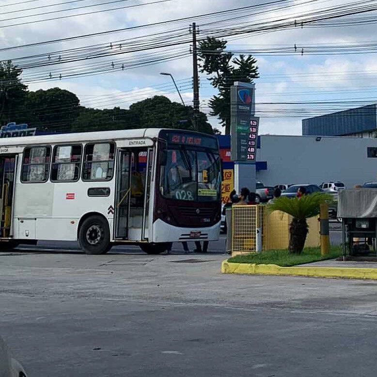 TransitoManaus's tweet photo. #VaiContando ônibus em pane mecânica na Av Torquato Tapajos! https://t.co/GOOgqea3lB