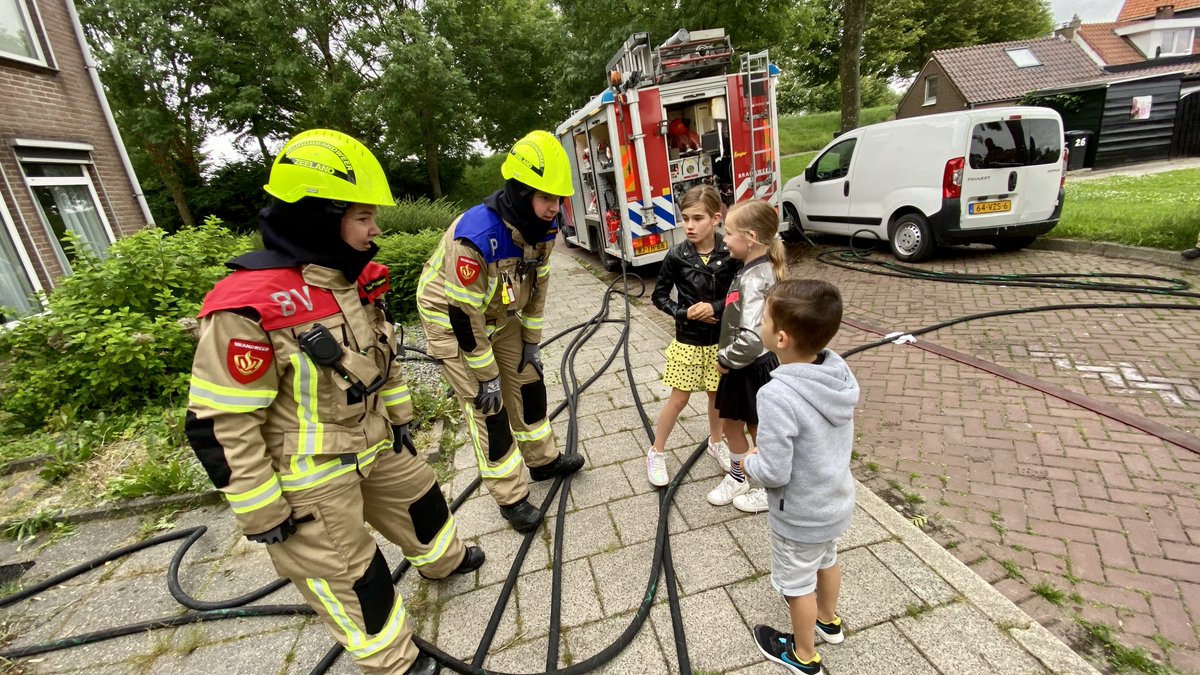 Gisteravond waren we in Sint-Annaland voor onze oefenavond. Een binnenbrand in een leegstaand gebouw waar nog drie kinderen binnen waren. Sommige van onze oefenscenario's doen niet onder voor die van onze volwassen collega's. Prioriteiten stellen en actie!
