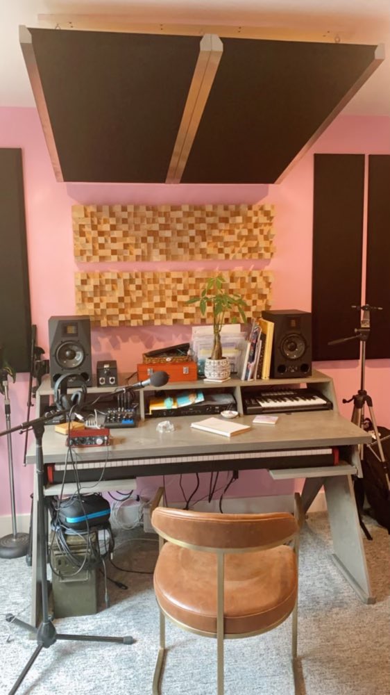Recently christened the studio with a co-write with another great artist!!

#OHMusic #songwriting #songwriters #singersongwriter #indie #femaleartist #femaleproducer