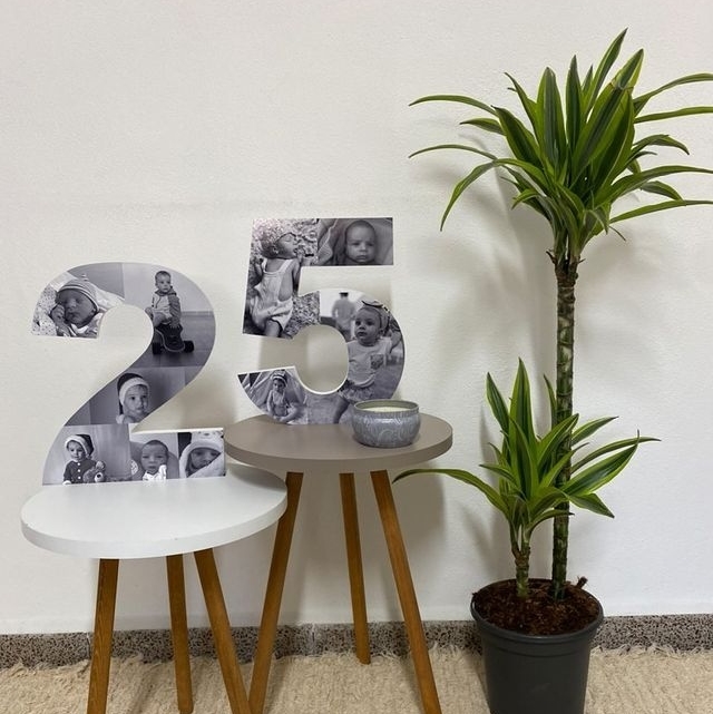 picletters's tweet photo. Rincones con recuerdos en casa ¡Buenas noches!

____
En la imagen:
‘Números con fotografías 2 cifras’ 30 cm.
Consigue el tuyo en https://t.co/I1dH67wjr8 https://t.co/M2SsH5b95a