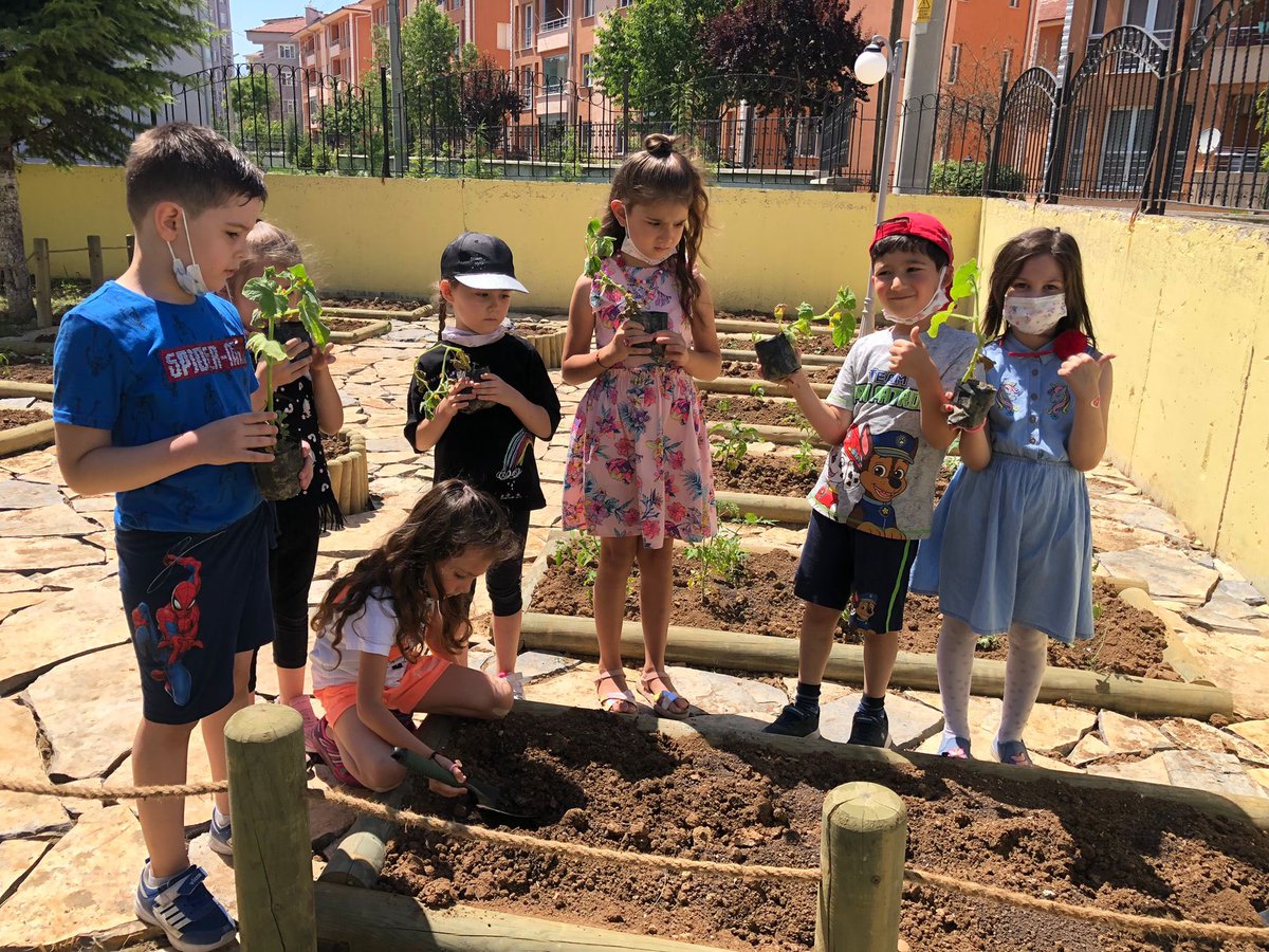 Bir haftadır akşam geç saatlere kadar bitirmeye çalıştığımız doğa atölyemize bugün fidelerimizi dikmenin mutluluğunu yaşadık hep birlikte🤩 
Ne demişler “Emek olmadan yemek olmaz” Emeği geçenlere çocuklarımızın bu gülen yüzleri hediye olsun😍<a href="/kutahyamem/">Kütahya İl Millî Eğitim Müdürlüğü</a> <a href="/mgtopuz43/">Mustafa Topuz</a> <a href="/BasyigitHasann/">Hasan BAŞYİĞİT</a>
