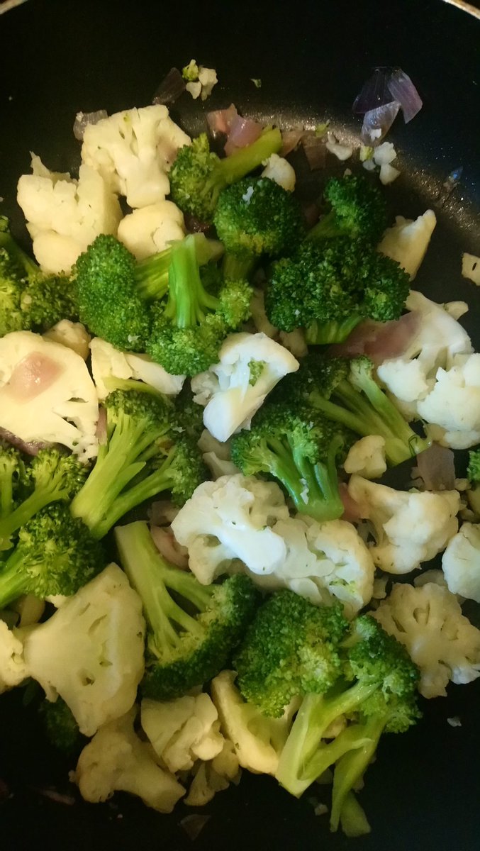 KarenBellTO's tweet image. Did you know that broccoli and dark leafy greens are high in calcium🥦. Let's change this idea that calcium needs to come from dairy or cow's milk 🐮🥛#icancook #vegan #vegetarian #PlantBasedEating #plantbased