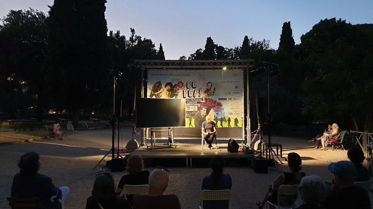 BePop_roma's tweet photo. In questi anni, con @i10comandamenti e "Che ci faccio qui", Domenico Iannacone ha raccontato le periferie con voci e immagini, guardandole a fondo con poesia e verità.

Stasera lo fa con noi a #bepop #senzaperderelamore https://t.co/p5HeuVOXOM