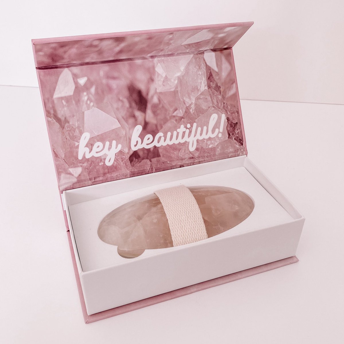 Is this the most beautiful body brush in the world?! 😍😍 I think so! 😉 ⁣ 

#BodyBrush #RoseQuartz #Exfoliate