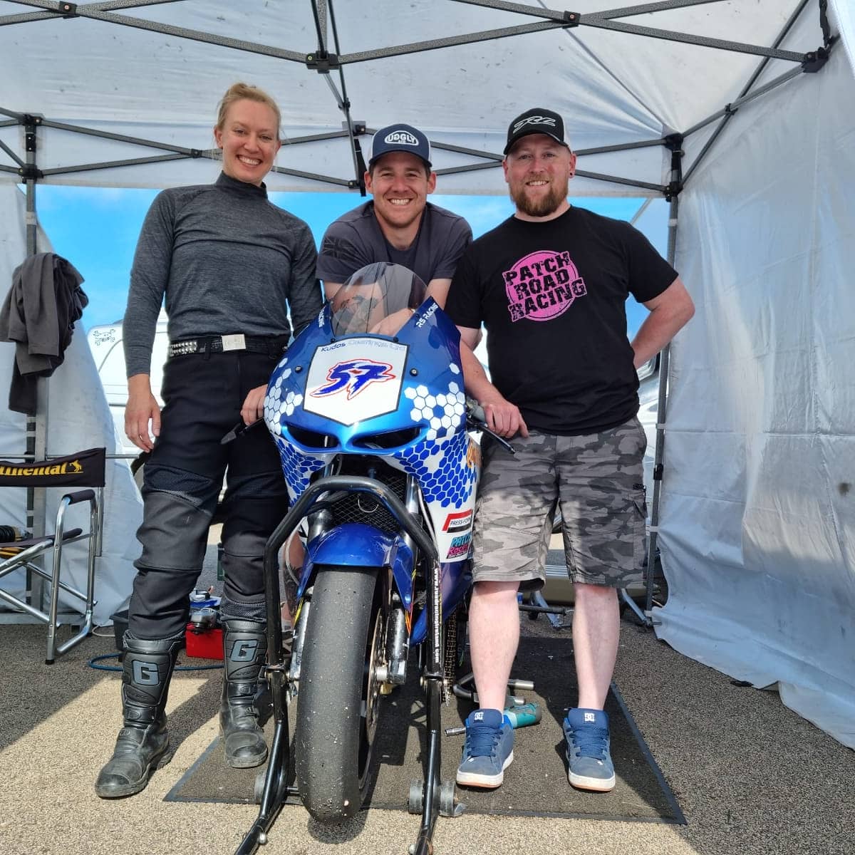 PatchRacing's tweet image. a successful weekend at Mallory Park for @rsracing57 with 4 podiums in 4 races!
@laramoto
was on hand to meet up with her new team mate also, including team boss @patchcbr600

#PatchRacing #colinjbrownltd #RSRacing57 #thundersportgb #contimoto #LaraMoto #twsuspensiontech