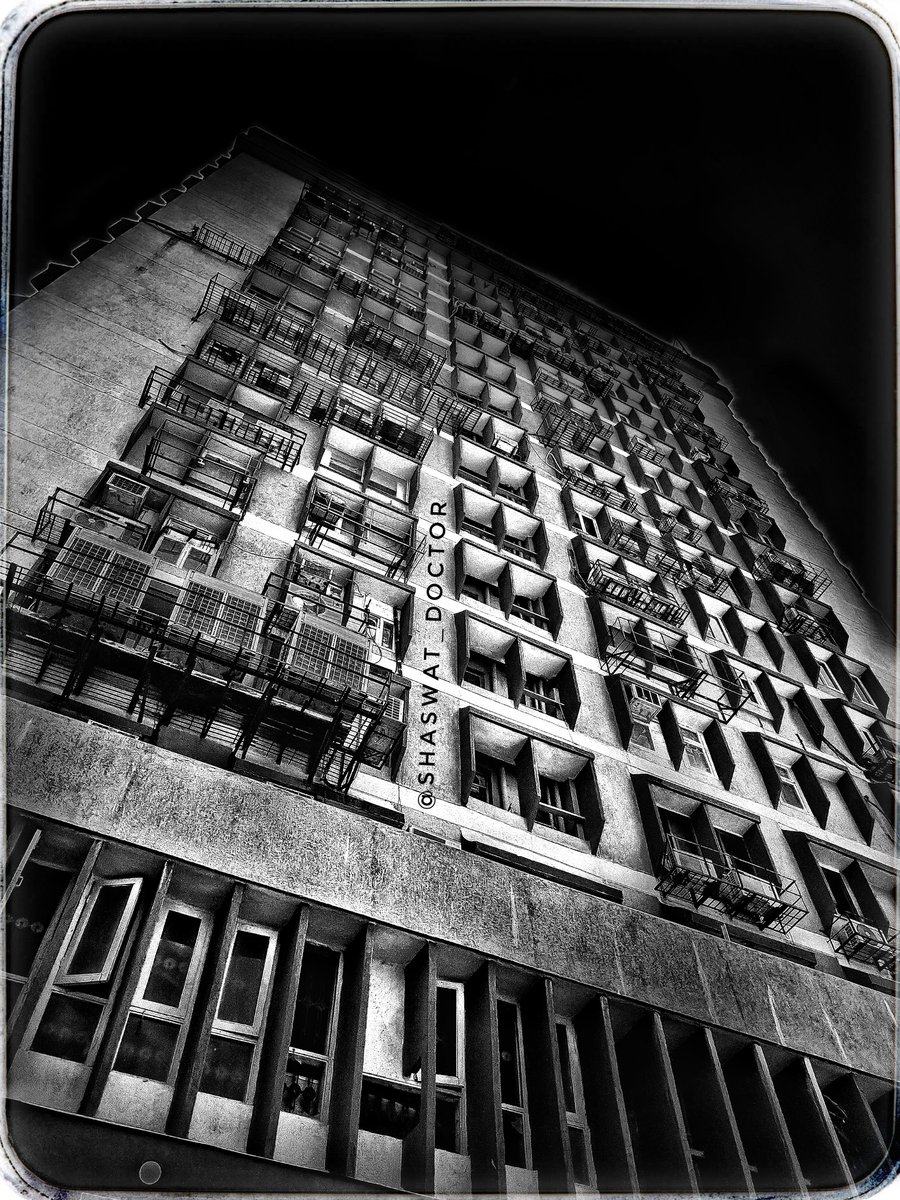 #bnwminimalismmag #bnwshot_world #bnwcommunity #monochromephoto #monochromeindia #blackandgreyrealism #blackandwhitestyle #blackandwithephotography #blackandwhitephotographyoftheday #bnwphotography #architecture_minimal #darkphotography #contrastphotography #lookingupbuildings #