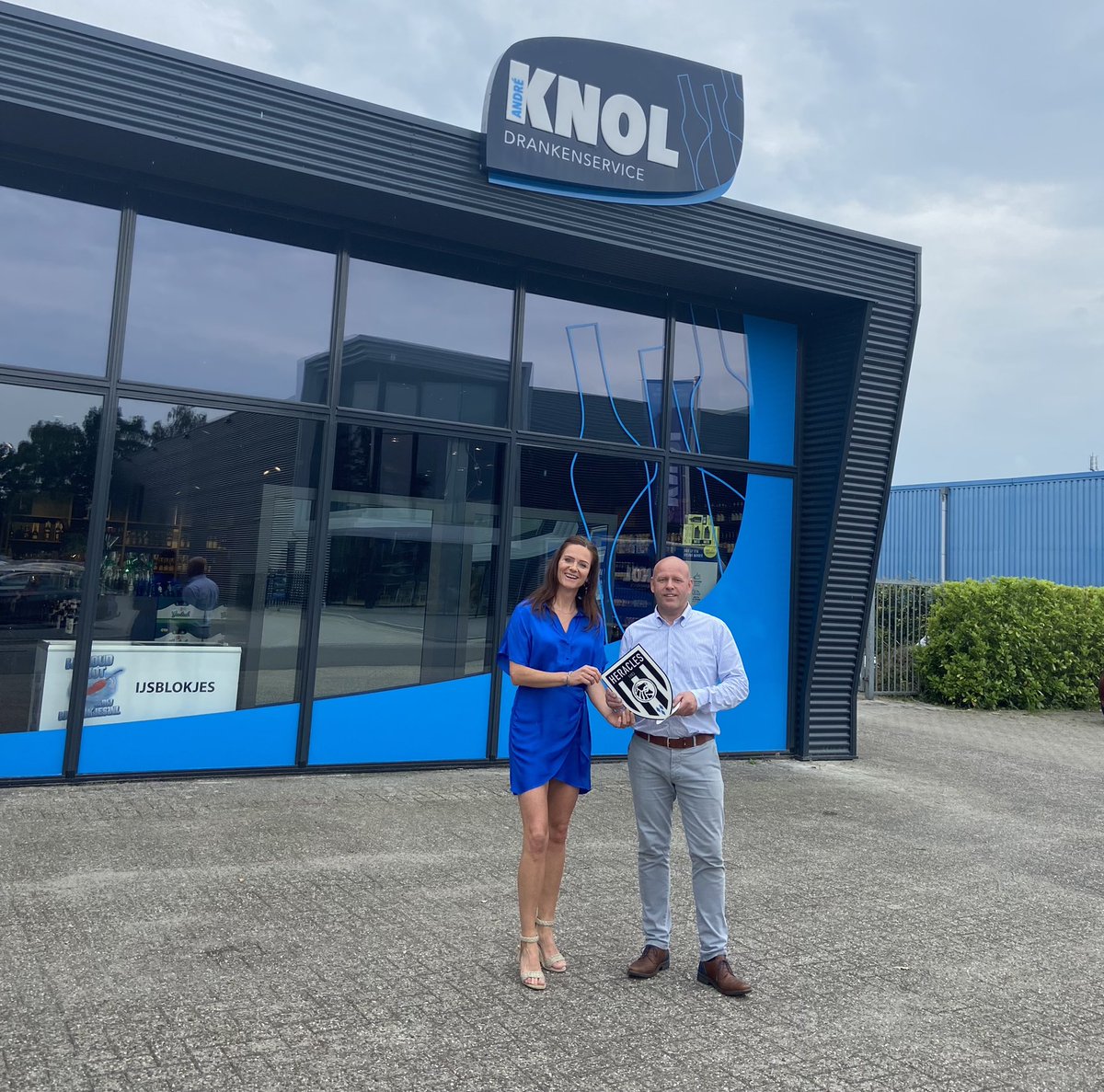 MaureenSchiph's tweet photo. Knol Drankenservice uit Almelo tekent bij voor 3 jaar als Full Support sponsor van @HeraclesAlmelo. Ook interesse in onze BusinessClub? Zie https://t.co/w8OkPdupJm #heraclesalmelo https://t.co/Kb18dSx1nM