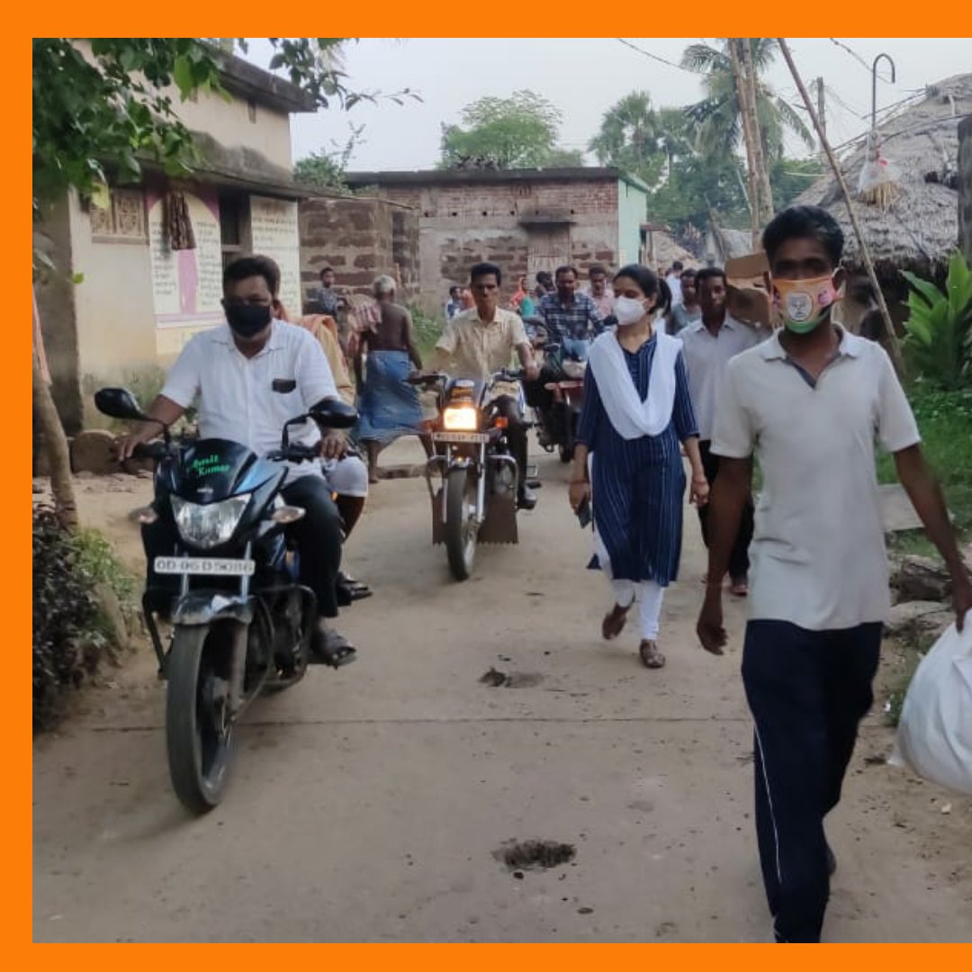 Smrutirekhabjp's tweet photo. ଶ୍ରୀମତୀ ସ୍ମୃତିରେଖା ପହି  ୧୩  ନଂ ଜୋନ ର  ପାଟପୁର ଗ୍ରାମପଞ୍ଚାୟତ ରେ ବିଜେପି କର୍ମୀ ମାନଙ୍କ ସହିତ ପରିଭ୍ରମଣ କରି ସେ  ଅଞ୍ଚଳ ର ସୁବିଧା ଅସୁଵିଧା ପଚାରି ବୁଝିବା ସହ  ଶୁଖିଲା ଖାଦ୍ୟ ଓ ମାସ୍କ ବଣ୍ଟନ କରି କରୋନା  ପାଇଁ ଲୋକଙ୍କୁ ସଚେତନ କରିଥିଲେ|

#SmrutiRekhaPahi
#servepeople
#dharmashala
#BJP
#staysafe #satayhome https://t.co/FecjnxgA3f
