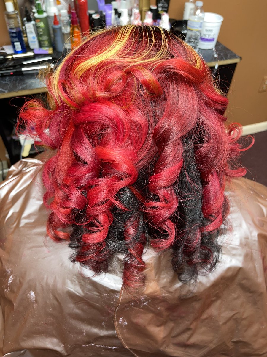 2TRILL4U_'s tweet photo. I call this Strawberry Lemonade! Come and #GetNayed✂️ #TheNaylaEffect #TulsaHairStylist https://t.co/Wyu4VlCXxx