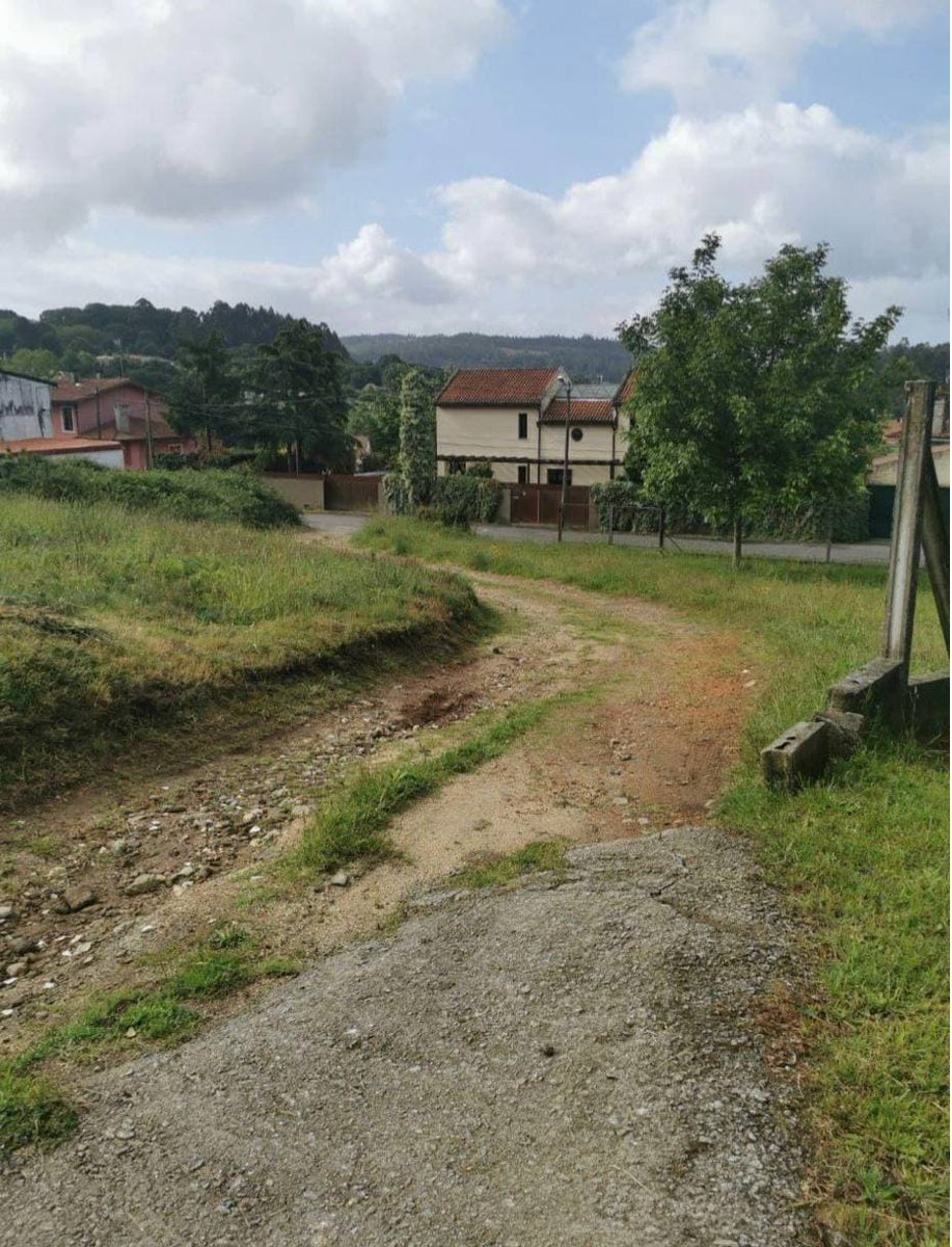 compostelaberta's tweet photo. Na quenda de rogos, @maria_rzs pide o arranxo do camiño que vai da rúa dos Caraveis ao Monte do Campo en Vidán. https://t.co/nJSw7Ec5qu