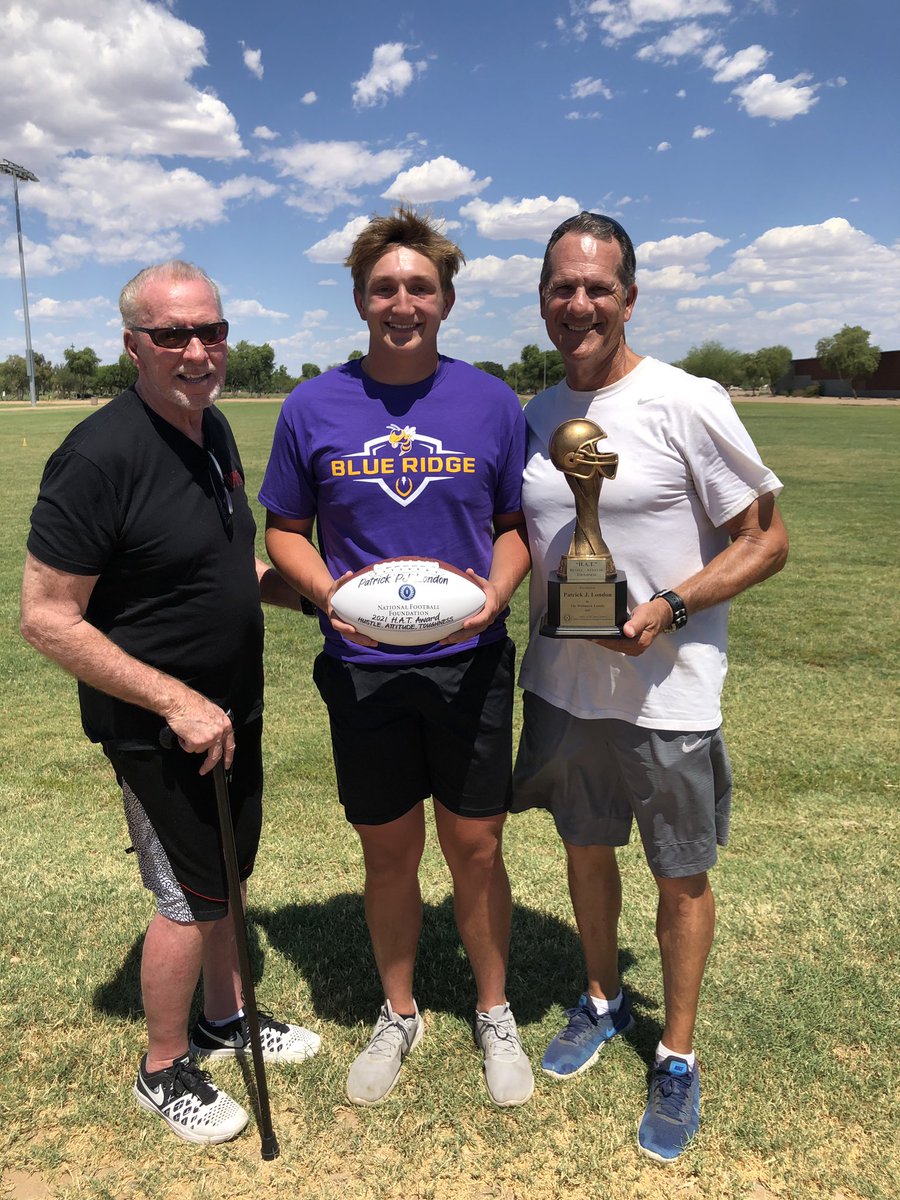 Congrats to PJ London Blue Ridge QB for this prestigious award. You will be missed here. x.com/sports360az/st…