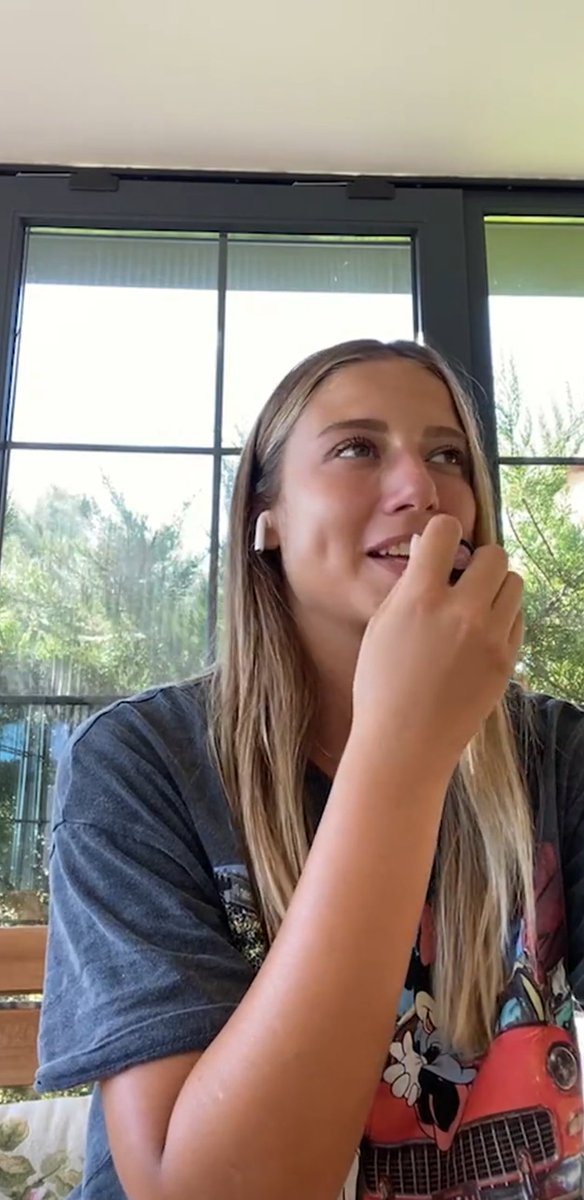 Yayaın başlamadan hemen rujunu yenilemesi xkdkdkdkslsslls
Tam bir QUEEN 💅