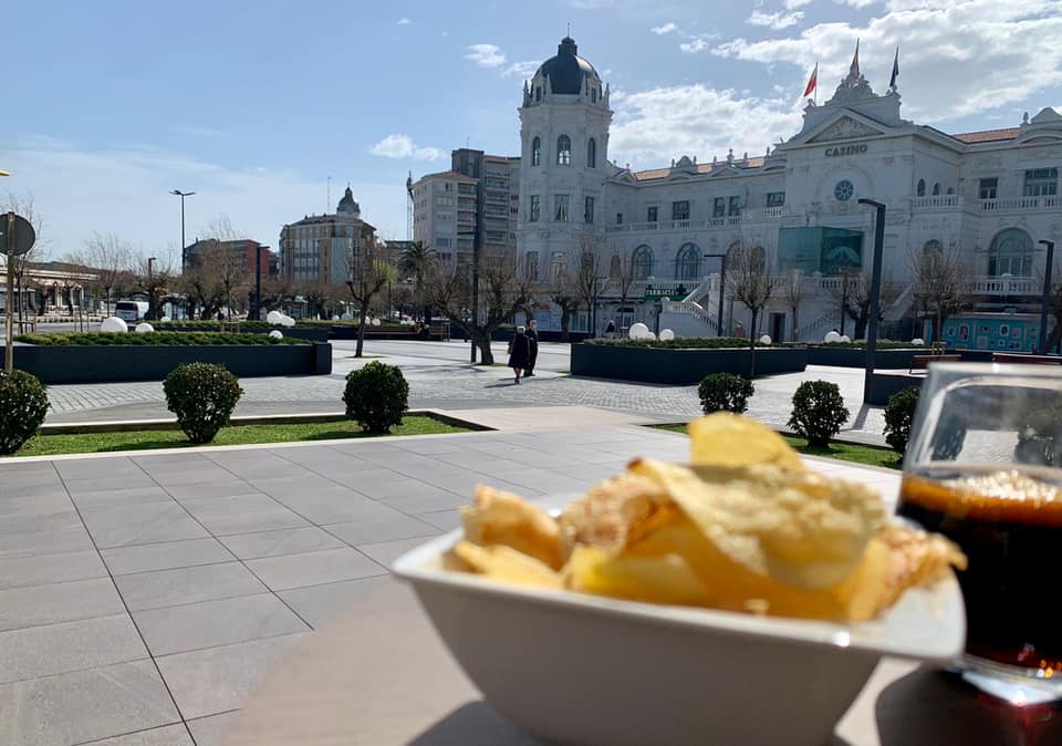 Poder afrontar la hora del #aperitivo con un #escenario como este es un auténtico #lujo. ¿Te vienes a a #disfrutarlo con nosotros? Infórmate y #reserva en el 942 20 50 24.