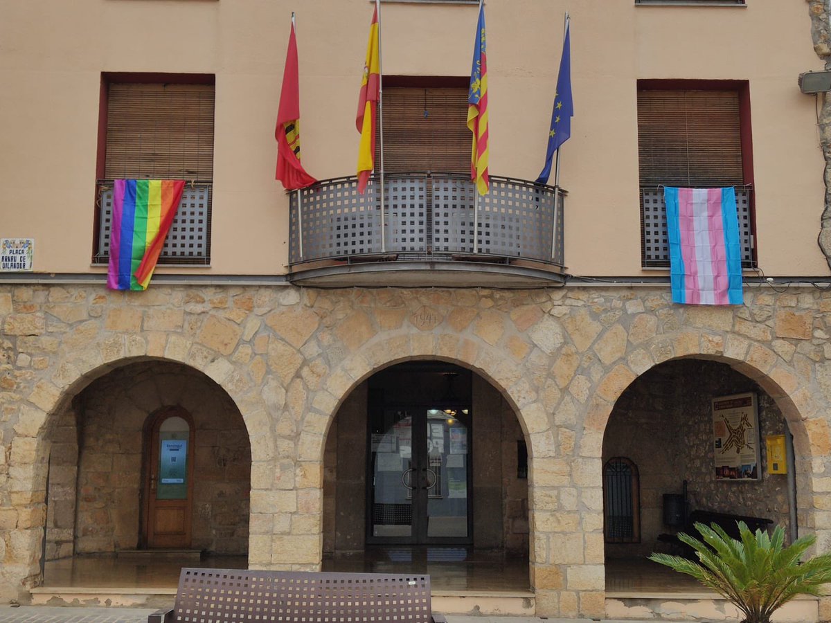 vilanovaalcolea's tweet photo. A Vilanova d’Alcolea som un #PobleOrgullós! 🌈

Ara sí que sí, l’Ajuntament s’acompanya de les dues banderes que representen el recolzament del poble de Vilanova per la reivindicació dels drets LGTBIQ+. 🤗

#AmorÉsAmor

#AjuntamentdeVilanovadAlcolea
#VilanovadAlcolea #Orgull https://t.co/dK2JrppJpo