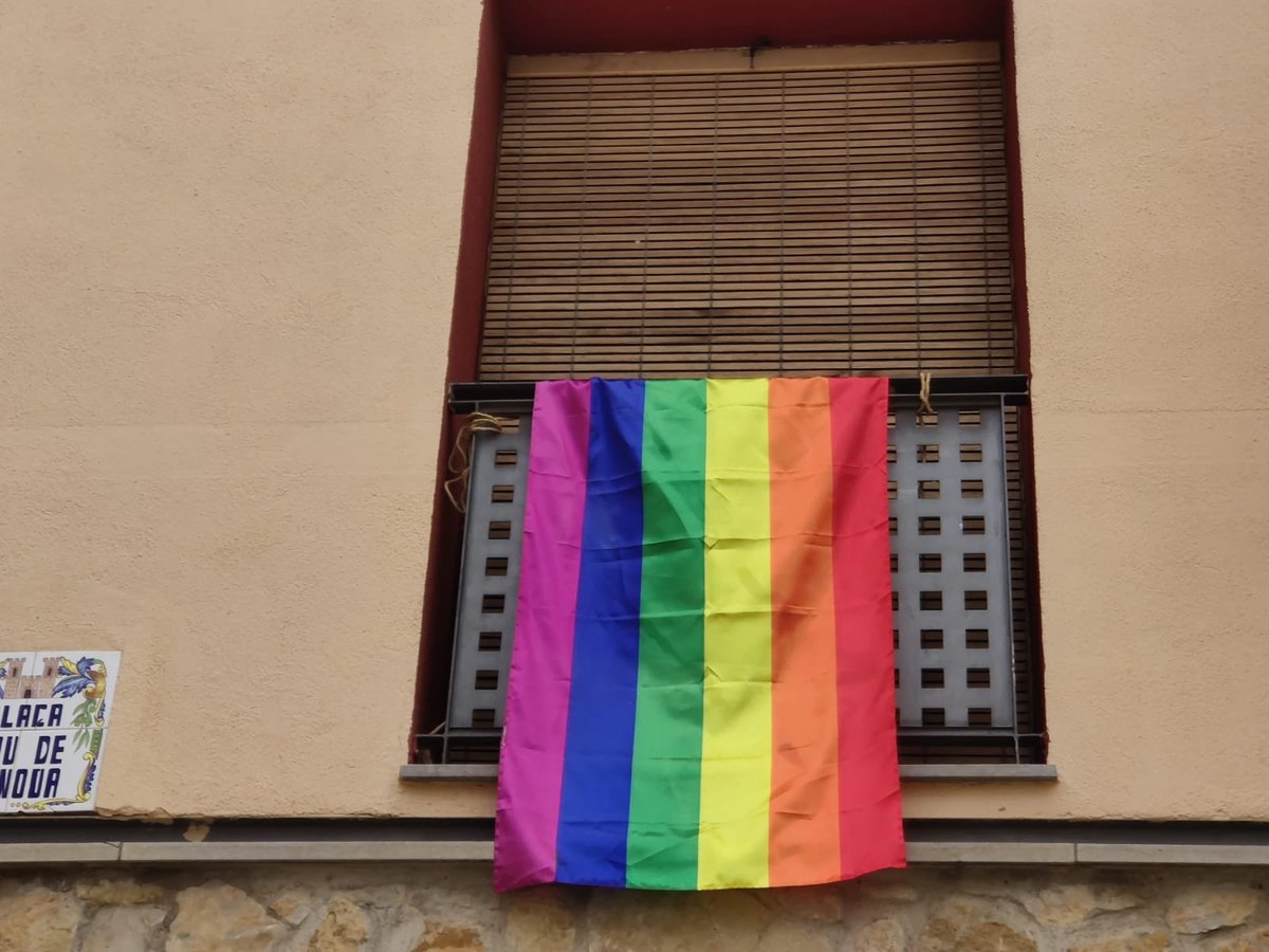 vilanovaalcolea's tweet photo. A Vilanova d’Alcolea som un #PobleOrgullós! 🌈

Ara sí que sí, l’Ajuntament s’acompanya de les dues banderes que representen el recolzament del poble de Vilanova per la reivindicació dels drets LGTBIQ+. 🤗

#AmorÉsAmor

#AjuntamentdeVilanovadAlcolea
#VilanovadAlcolea #Orgull https://t.co/dK2JrppJpo