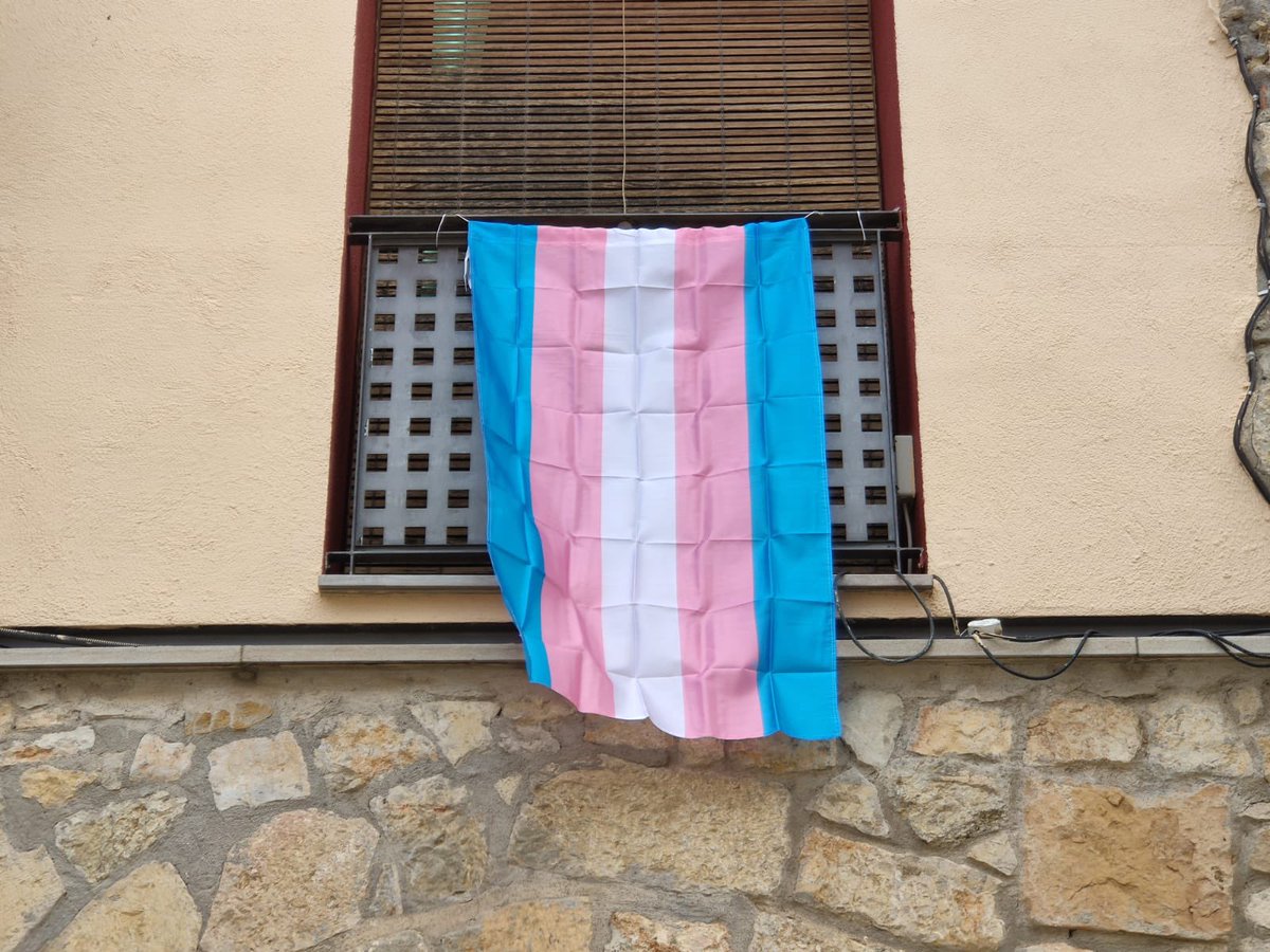 vilanovaalcolea's tweet photo. A Vilanova d’Alcolea som un #PobleOrgullós! 🌈

Ara sí que sí, l’Ajuntament s’acompanya de les dues banderes que representen el recolzament del poble de Vilanova per la reivindicació dels drets LGTBIQ+. 🤗

#AmorÉsAmor

#AjuntamentdeVilanovadAlcolea
#VilanovadAlcolea #Orgull https://t.co/dK2JrppJpo