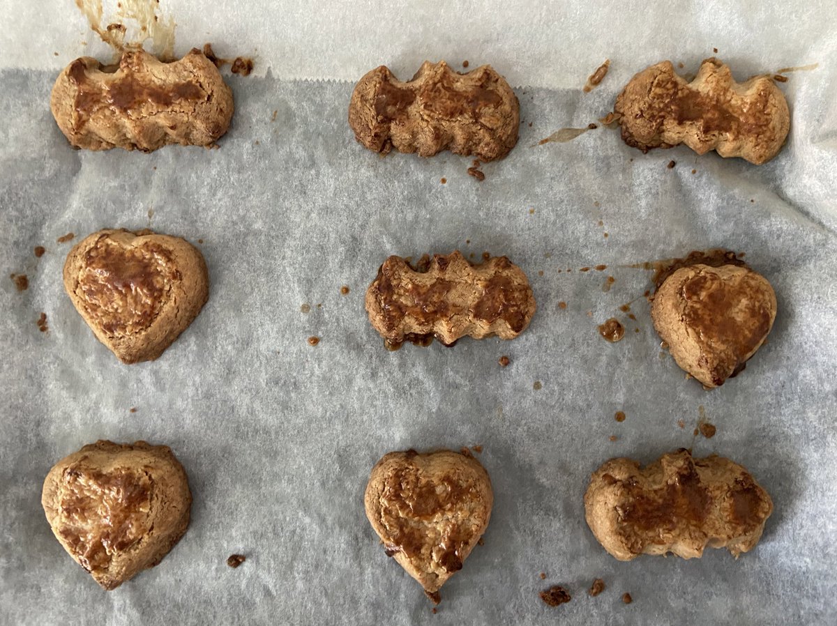 maskedfly's tweet photo. Nananana nananana nananana  nomnom! 🦇🍪 #batman #cookie #batcookie https://t.co/xtVOI0sNfg