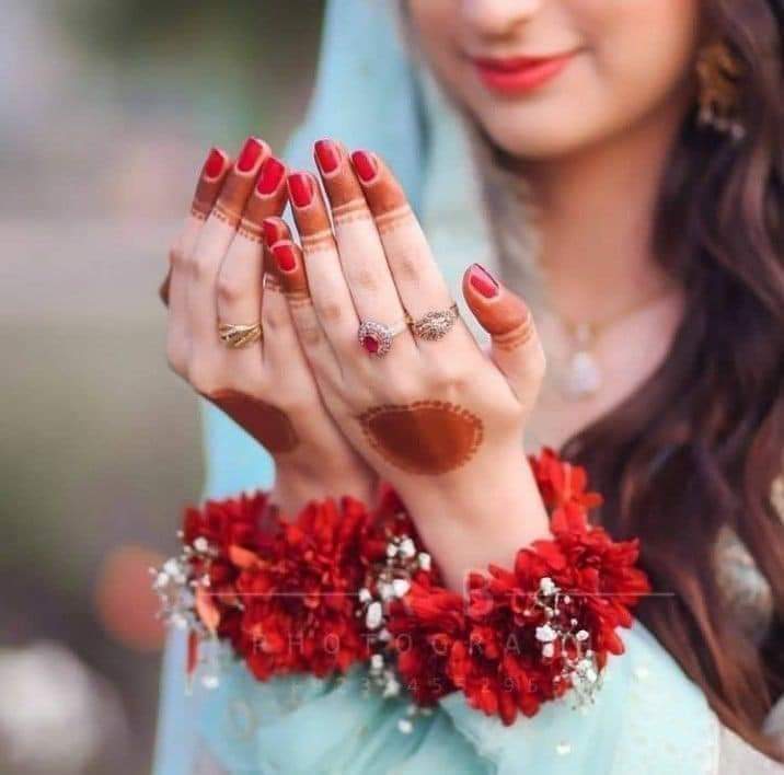 Phir Mahek Uttha Hai Sara Shaher
 Gulab Ki Khushbu Se,,🌹

Lgta Hai Aaj Phir Saje Hain Gajre 
Uski Kalaiyon Mein,,🌹
Mohd Armaan Turk
@Umairah_Zafar21 @cuty_laxmi @HayaKhan999 @Truth__speak78