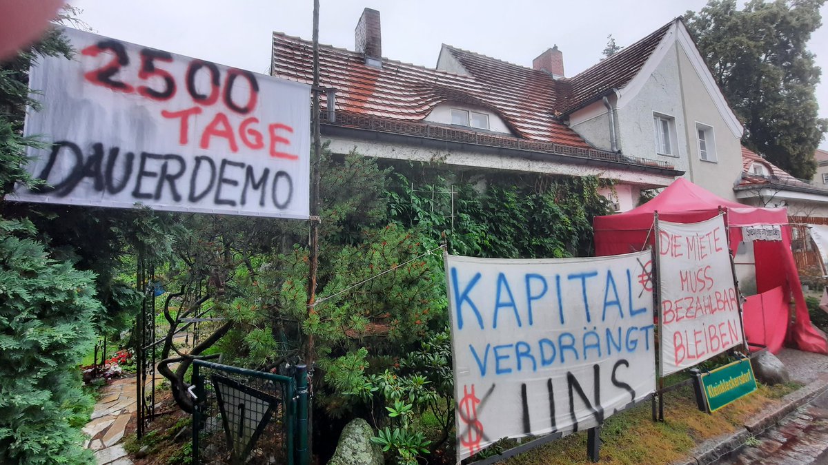DoebertSteffen's tweet photo. Heute wieder in der #SiedlungAmSteinberg 
#b3006 
Solidarität für die Seniorinnen und ihrer über 2.500 Tage andauernden Dauerdemo gegen Vertreibung und #TeuerModernisierung 
#Mietenwahnsinn https://t.co/HEjBNnkaNs