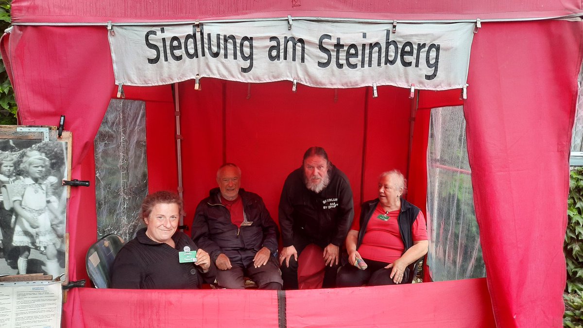 DoebertSteffen's tweet photo. Heute wieder in der #SiedlungAmSteinberg 
#b3006 
Solidarität für die Seniorinnen und ihrer über 2.500 Tage andauernden Dauerdemo gegen Vertreibung und #TeuerModernisierung 
#Mietenwahnsinn https://t.co/HEjBNnkaNs