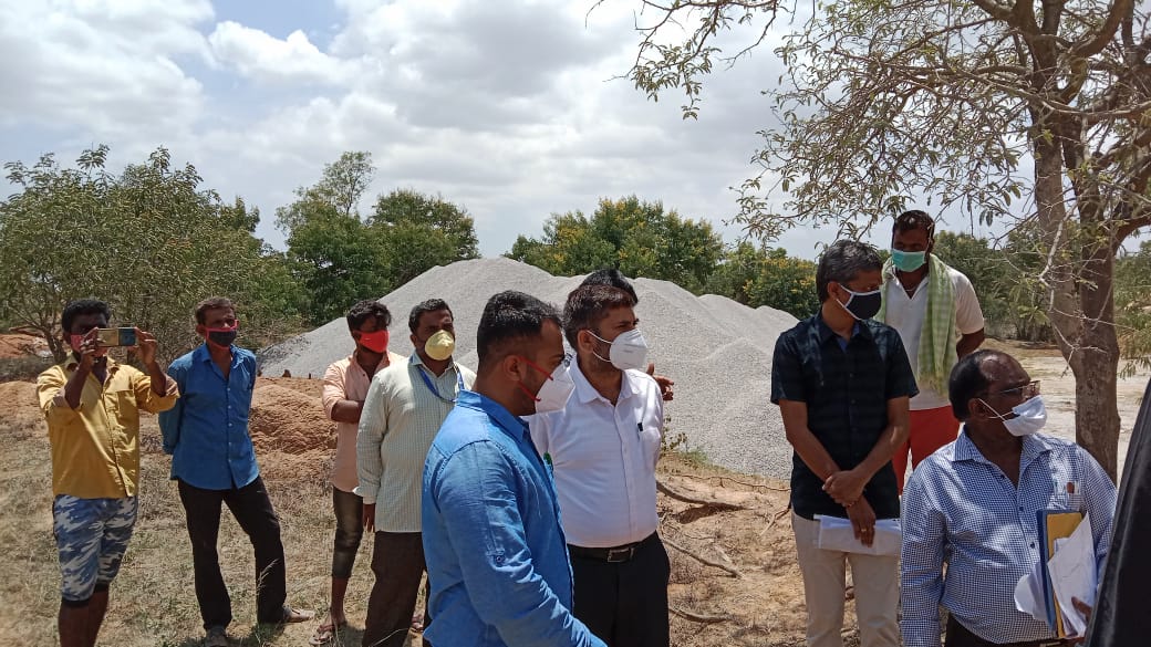 ACTumakuru's tweet photo. ತುಮಕೂರು ತಾಲ್ಲೂಕು, ಊರ್ಡಿಗೆರೆ ಹೋಬಳಿ, ದ್ಯಾಪೆನಹಳ್ಳಿ ಗ್ರಾಮದ ಸರ್ವೇ ನಂ40,41 ರಲ್ಲಿ ಕಲ್ಲು ಗಣಿಗಾರಿಕೆ ಸ್ಥಳ ತನಿಖೆ ಕಾರ್ಯ ನಡೆಸಲಾಯಿತು. https://t.co/EtMyopx1f1