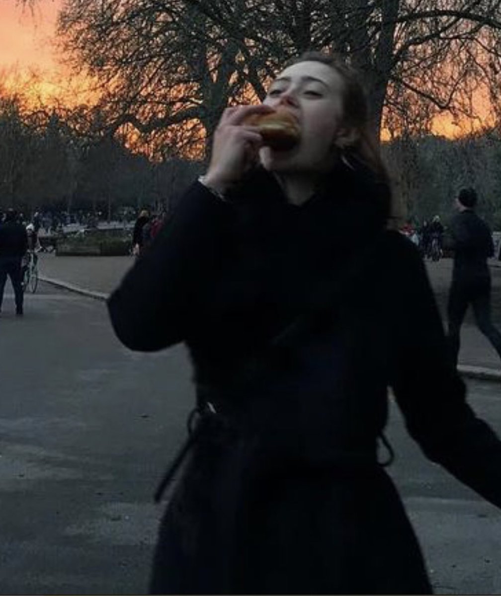 RomaniPsychic's tweet image. #WomanAppreciationWednesday 

#Backatcha

She may not have roots, but she loves with everything she has... always.

And she’s not afraid of a good burger.